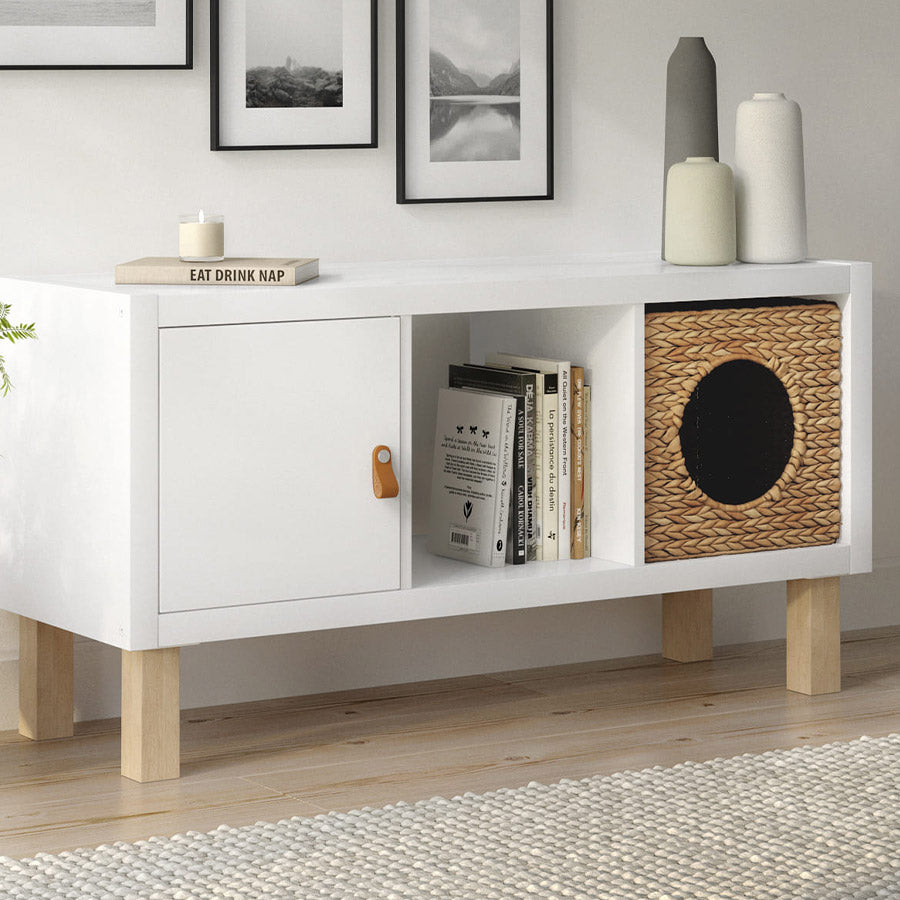 IKEA Sideboard mit maßgeschneiderten Möbelfüßen in quadratischer Form. Für eine lange Lebensdauer sind sie mit Klarlack versiegelt