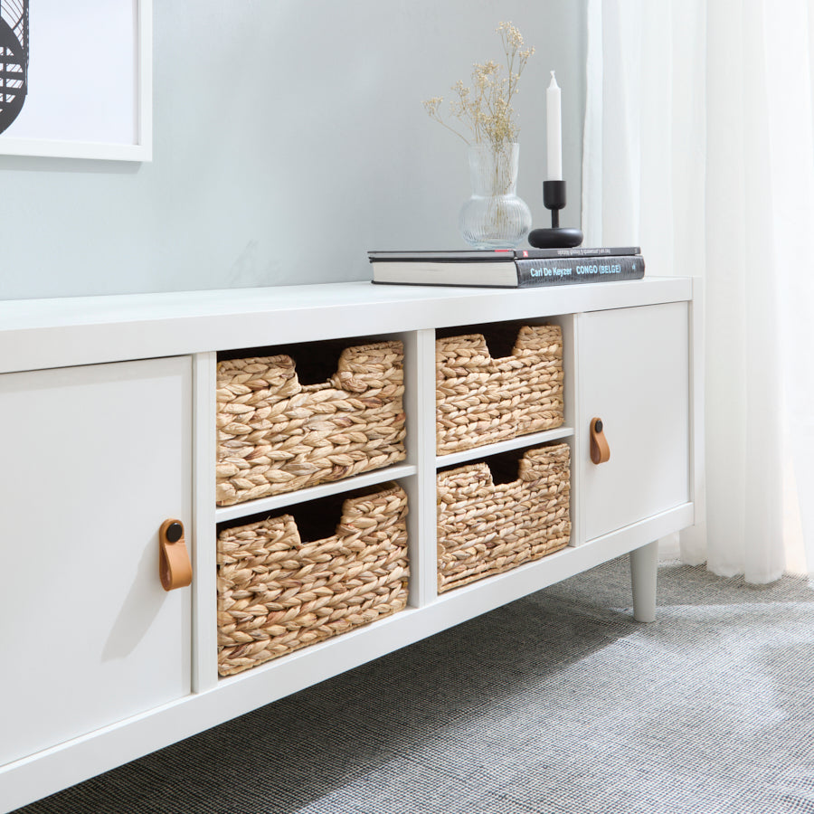 Kallax Sideboard mit vier Körben aus Wasserhyazinthe, geflochten.